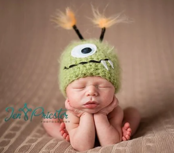 Topi berbentuk monster lucu